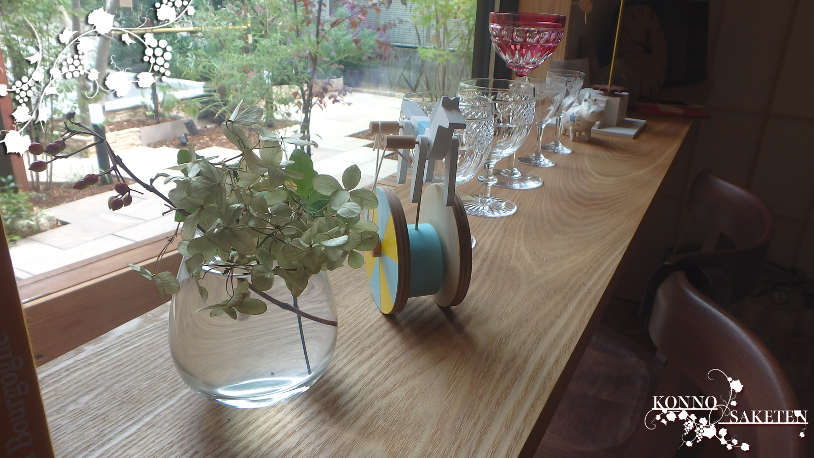 紺野酒店の窓の様子