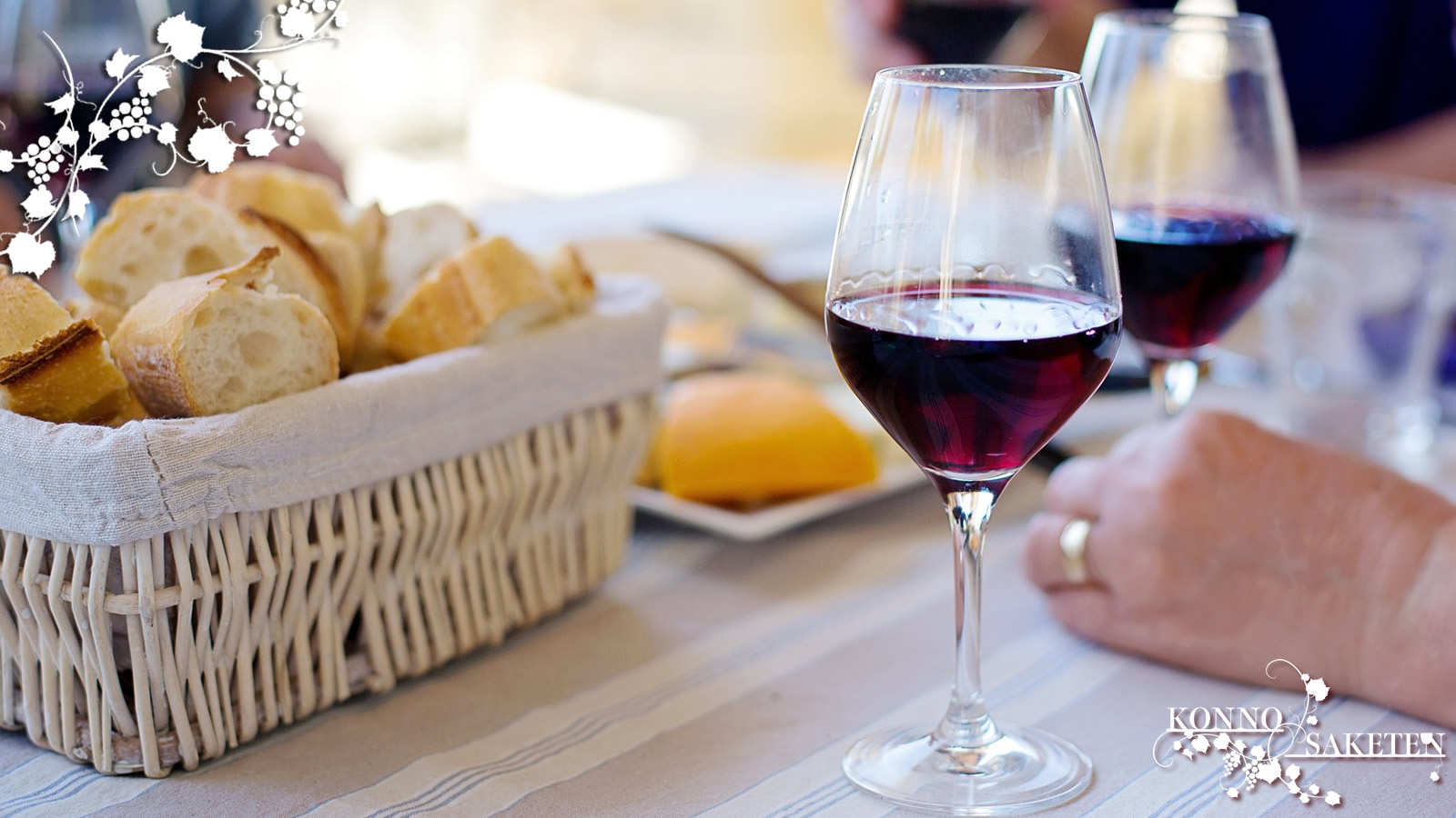 ワインと軽食のイメージ